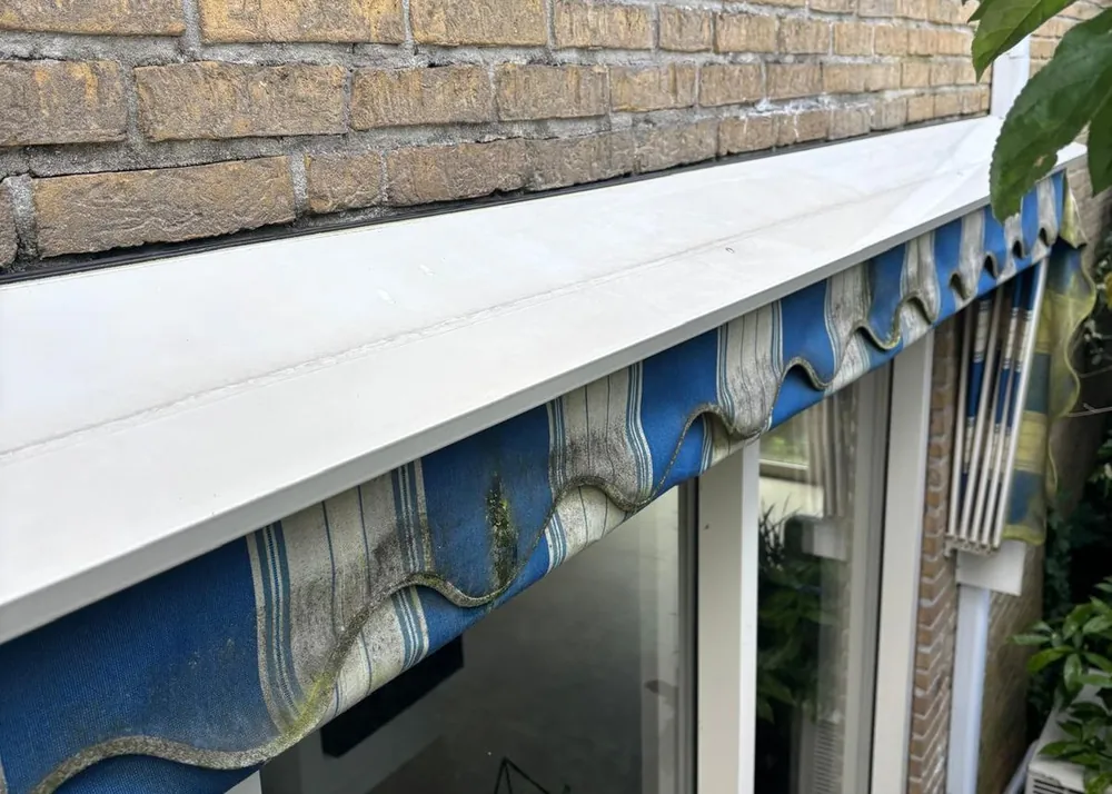 Schone dorpel en zonnewering na reiniging door VHF Cleaning