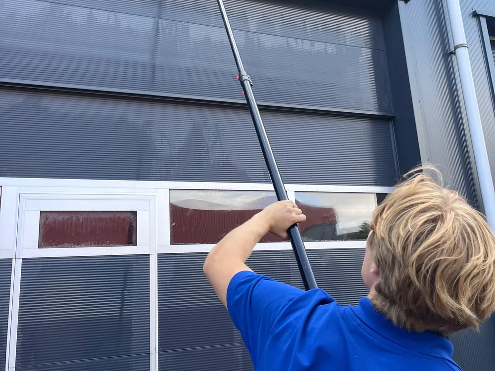 Glasbewassing aan een bedrijfspand door VHF Cleaning