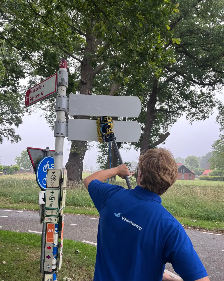 Wout Veehof van VHF Cleaning reinigt bewegwijzering bij Markelo in opdracht van gemeente Hof van Twente