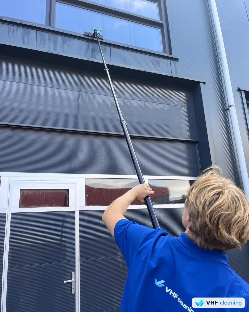 Glasbewassing aan een bedrijfspand door VHF Cleaning, met carbonsteel vanaf de grond