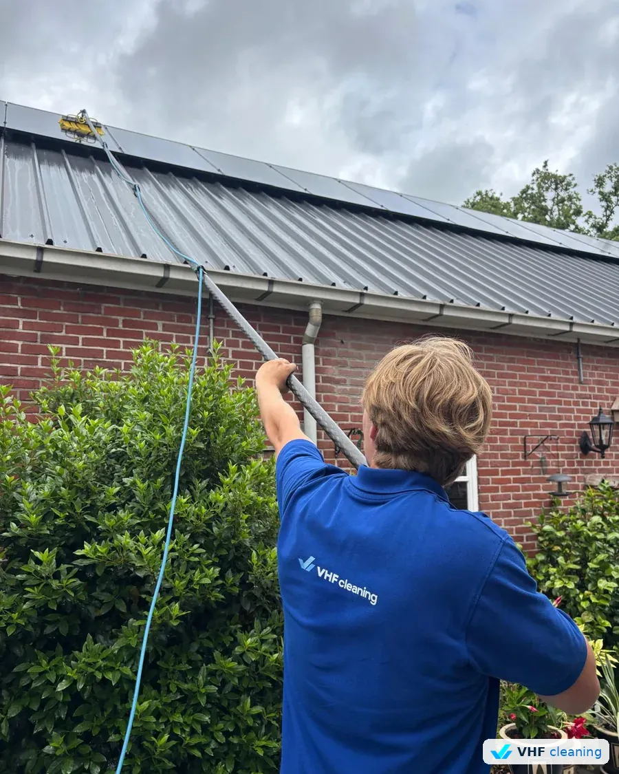Zonnepanelen worden gereinigd met een zachte borstel en zuiver water