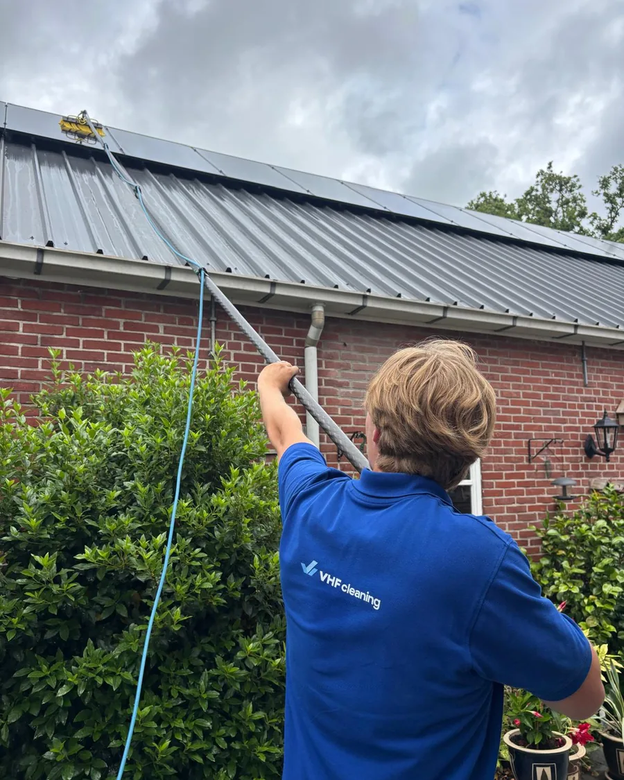Wout Veehof van VHF Cleaning reinigt zonnepanelen met zuiver osmosewater