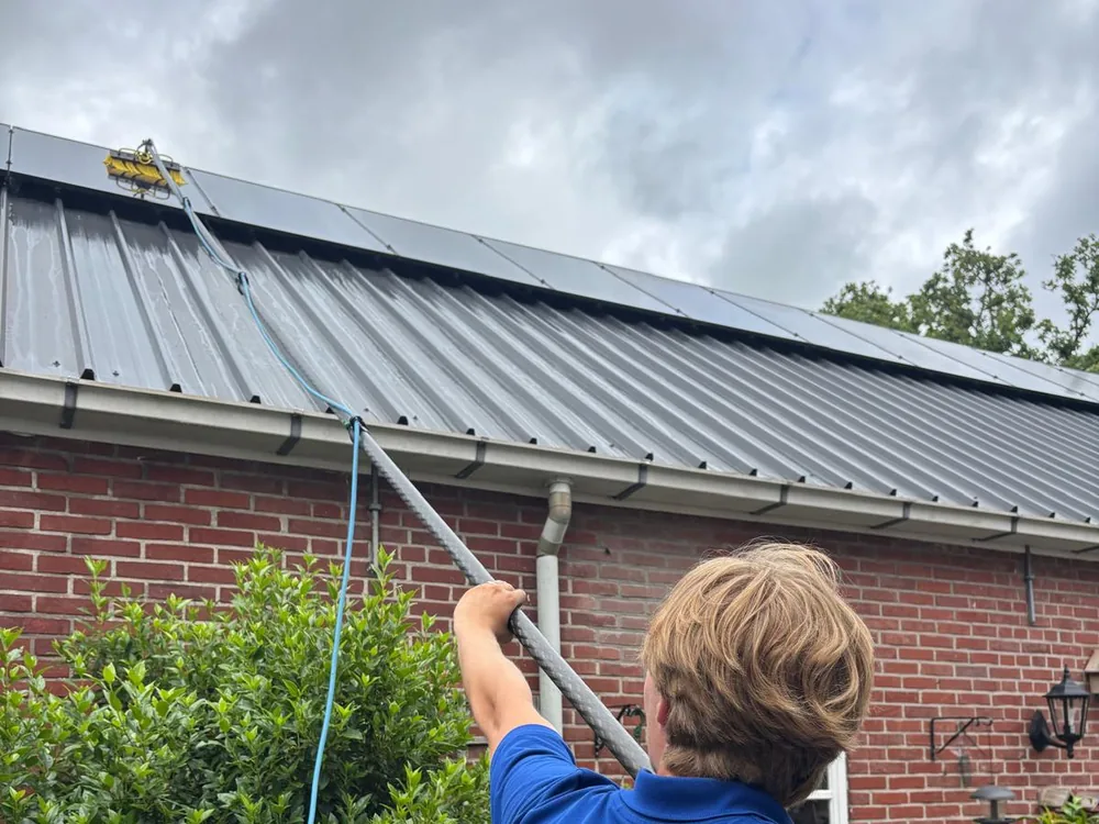 Wout Veehof van VHF Cleaning reinigt zonnepanelen met een zachte borstel en zuiver water